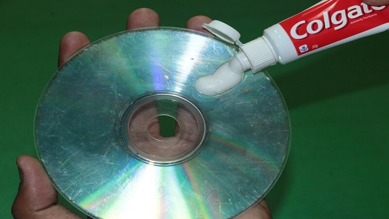 Repariere eine zerkratzte DVD mit Zahnpasta